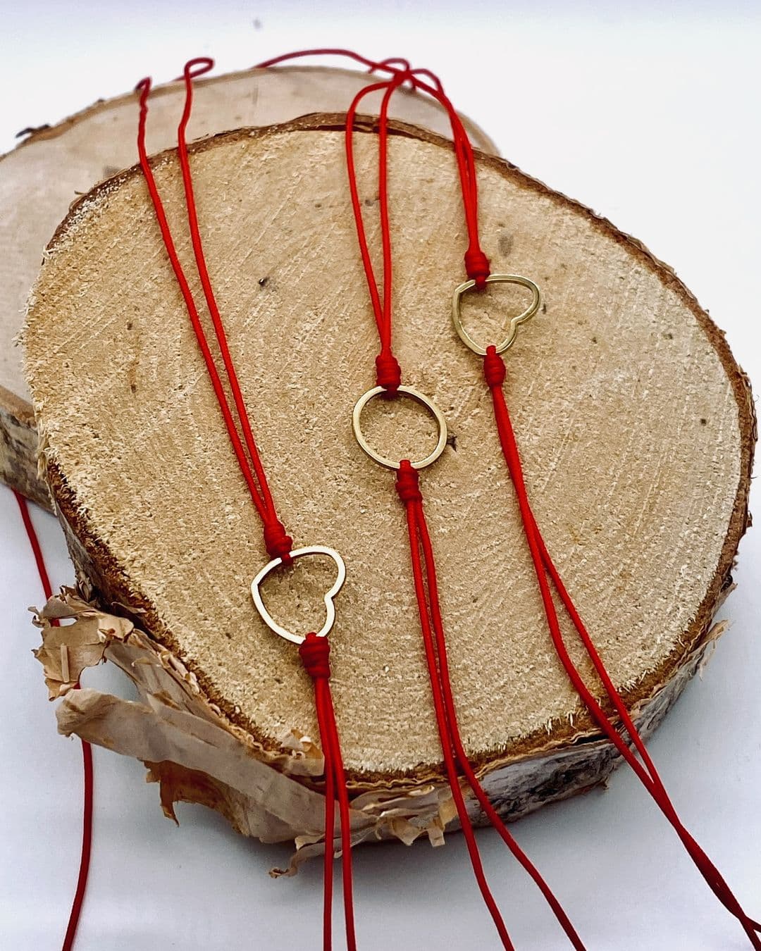 Bracelet fil rouge avec cœur doré et carte Merci